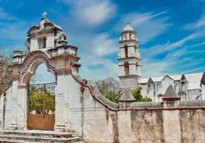 Fachada principal de la parroquia