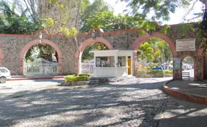 Acceso principal al balneario