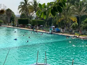 Alberca al interior del balneario